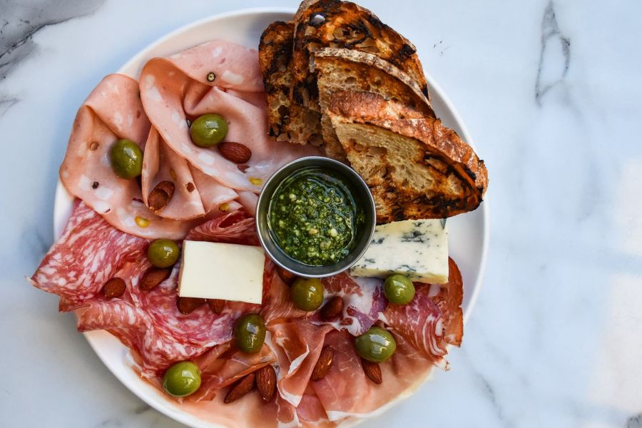 Cafe en Seine antipasto board