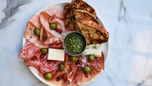 Cafe en Seine antipasto board