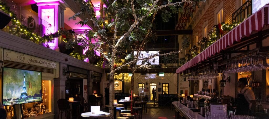 Christmas setting in café en seine